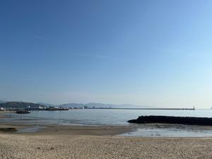 梅津寺駅そばの春の海