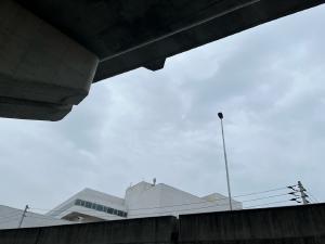 高架下で雨宿り