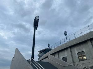 梅雨空の坊ちゃんスタジアム