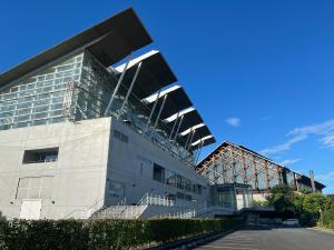 松山中央公園のアクアパレットと武道館