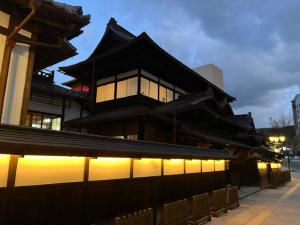 道後温泉本館の東側