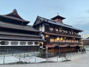 道後温泉本館の振鷺閣の左上に月