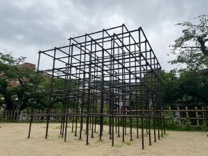 道後公園の雨のジャングルジム