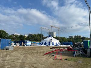 サーカスのテント設営