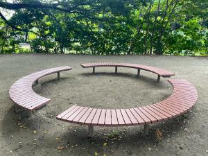 公園の円形ベンチ