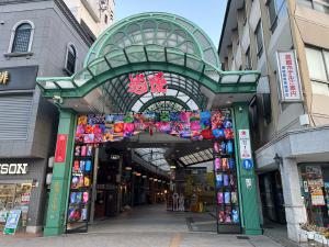 道後商店街入り口の道後アートの装飾