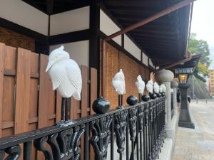 道後温泉本館の柵の白鷺