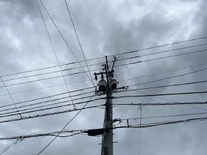 曇り空の電柱